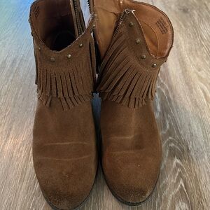 Minnetonka Tan Suede Fringe Boots